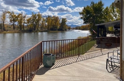 Carmen House | Spectacular Riverfront home- "The River's Edge"