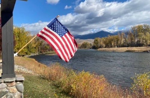 Carmen House | Spectacular Riverfront home- "The River's Edge"