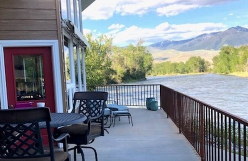 Carmen House | Spectacular Riverfront home- "The River's Edge"