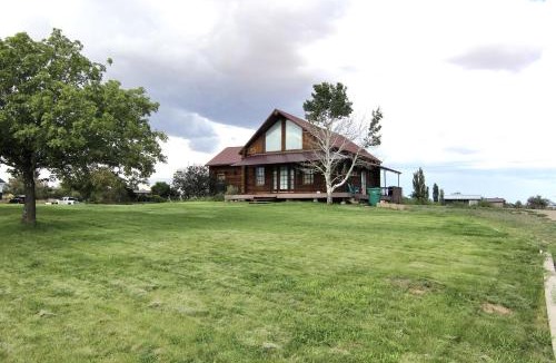 Blanding House | Spectacular Rustic Wooden Cabin in Blanding, Utah