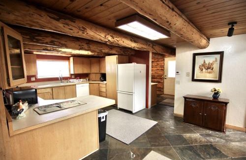 Blanding House | Spectacular Rustic Wooden Cabin in Blanding, Utah