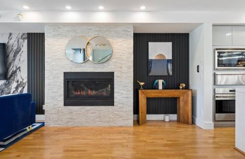 Southwest Calgary House | *Spectacular* Sauna |Rocket-ship|Game-Room|Hammock