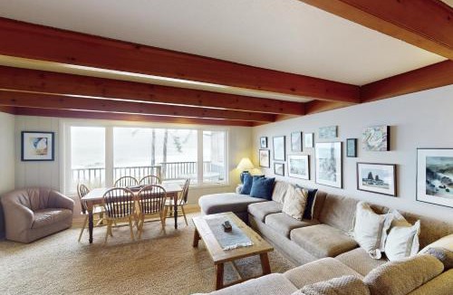 Seaside House | Spectacular Seaside Surf-View Home