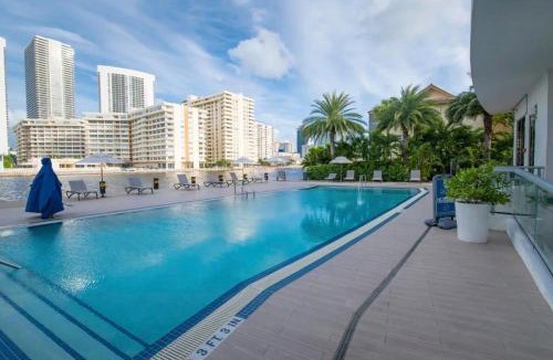 Hallandale Beach Hotel | Spectacular View wBalcony Pool