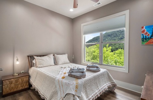 Chimney Rock House | Spectacular Waterfall Views! Chimney Rock Cottage - EV Charger