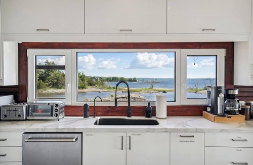 Tay House | Spectacular Waterfront Cottage Loaded with Kayaks and Pool Table in Ontario