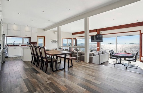 Tay House | Spectacular Waterfront Cottage Loaded with Kayaks and Pool Table in Ontario
