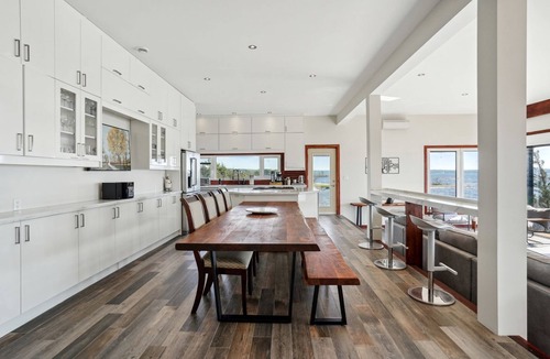Tay House | Spectacular Waterfront Cottage Loaded with Kayaks and Pool Table in Ontario