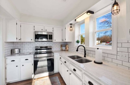 Shenandoah Cottage | Speedway 4BR Walk to Town Pet Friendly