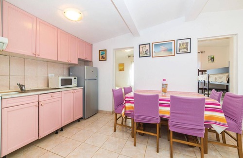Dvornica House | Spend a pleasant vacation in this bungalow, only about 50 meters from the pebble beach.