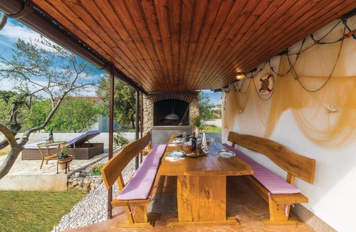 Dvornica House | Spend a pleasant vacation in this bungalow, only about 50 meters from the pebble beach.