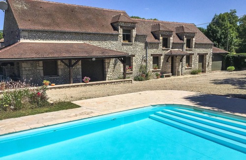 Sceaux-du-Gatinais House | Spend a relaxing vacation in this inviting vacation home with pool.
