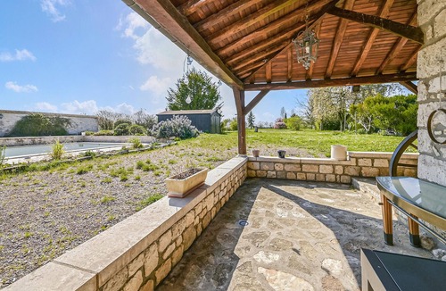 Sceaux-du-Gatinais House | Spend a relaxing vacation in this inviting vacation home with pool.