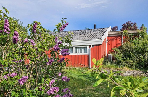 Bog By House | Spend a wonderful time with the family in this cozy vacation home.