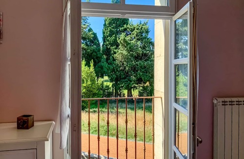Rognonas House | Spend a wonderful time in this charming property with wonderful garden.
