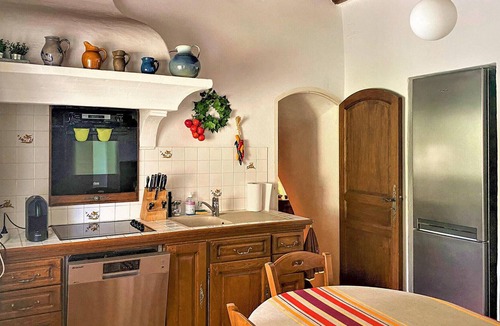 Sabran House | Spend a wonderful vacation with the family in this comfortable pool holiday home.