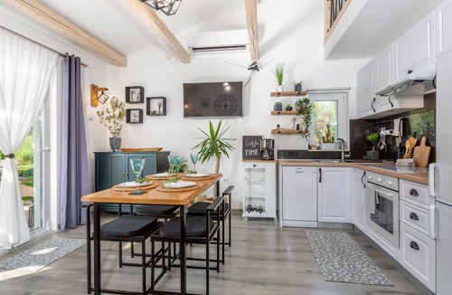 Linardici House | Spend an enjoyable vacation in this beautiful vacation home near the beach.