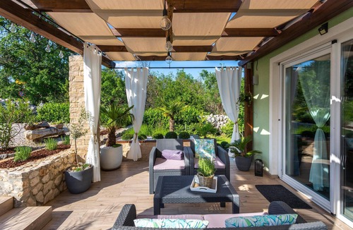 Linardici House | Spend an enjoyable vacation in this beautiful vacation home near the beach.