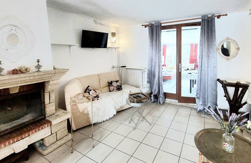 Cesson House | Spend an unforgettable vacation in this inviting cottage surrounded by beautiful nature.