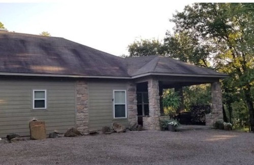 Morrilton House | Spend Spring at a Mountaintop Retreat