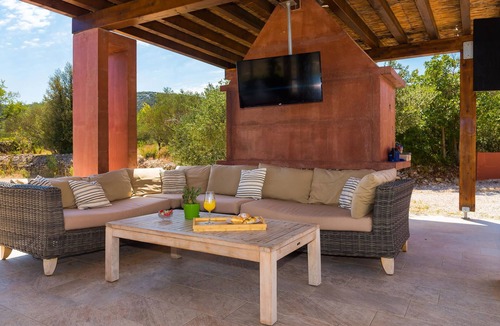 Tisno House | Spend your vacation in this luxurious villa with unusual and unique interior.