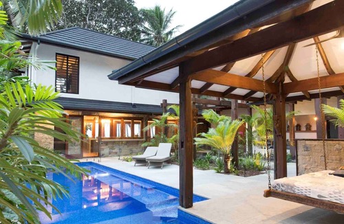 Mowbray House | Spice at Oak - Absolute beachfront with private pool