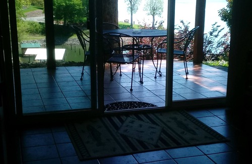 Moneta House | Spike's Place - Magnificent View - Many Amenities Included - Sleeps 2
