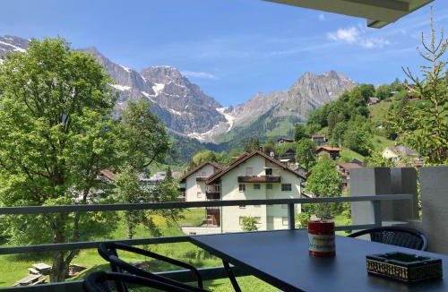 Engelberg Apartment | Spirit Apartments - Balkon - Bergsicht - Parkplatz