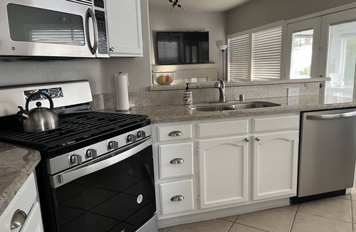 Green Valley House | SPLASH into FUN! HTD POOL FIre Pit, BBQ, PET OK 10 Min to Strip
