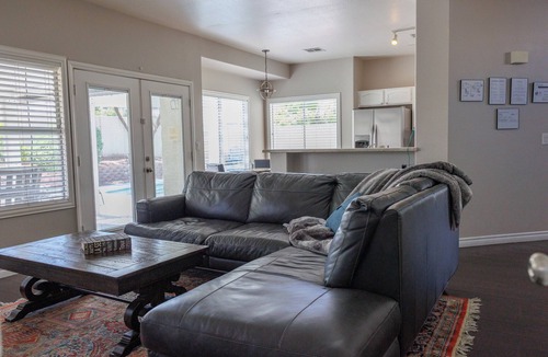 Green Valley House | SPLASH into FUN! HTD POOL FIre Pit, BBQ, PET OK 10 Min to Strip