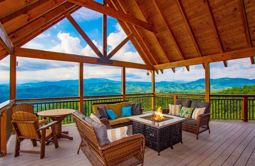 Gatlinburg - Pigeon Forge Cabin | Splashing at the Bluffs