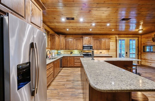 Hochatown Cabin | SplashTime Lodge: 4 BR + POOL, 4.5 Bath, Sleeps 18