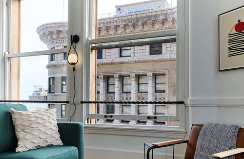 The Loop Apartment | Splendid Corner 3BR in the Loop | City Views