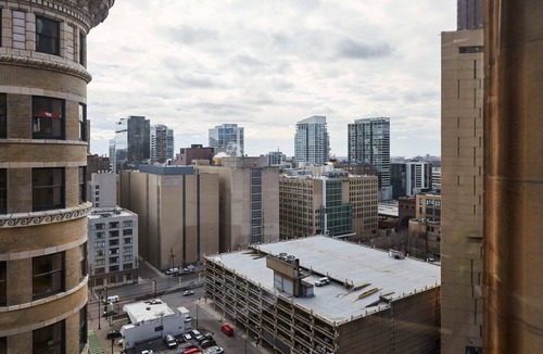 The Loop Apartment | Splendid Corner 3BR in the Loop | City Views