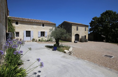 Saint-Germain-Du-Puch Other | Splendid vacation in vineyard