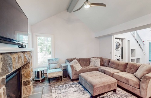 White Haven House | Splendid home with deck, W/D & free WIFI