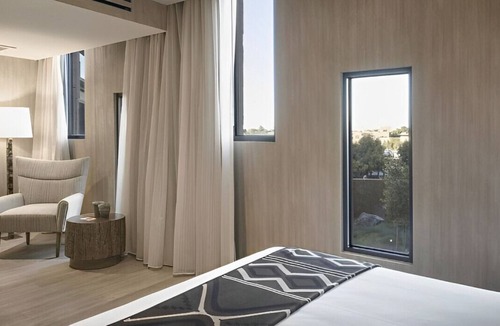 Sawmill Area House | Splendid King Rm w/ Rooftop Restaurant & Lounge!