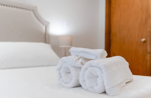 Mono House | Splendour in Hockley Valley ~ Spa ~ Golf ~ Winery