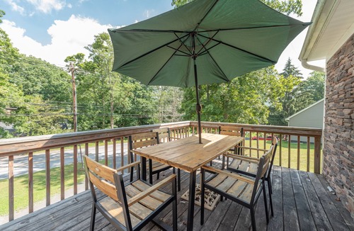 Thayerville House | Split Lakefront Gem w/Pool Table & Dock Slip