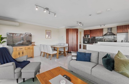 South Melbourne Apartment | Split-Level 2BR with City-View and Separate Study