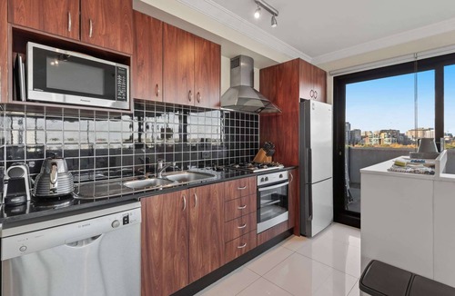 South Melbourne Apartment | Split-Level 2BR with City-View and Separate Study