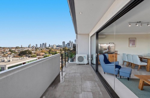 South Melbourne Apartment | Split-Level 2BR with City-View and Separate Study