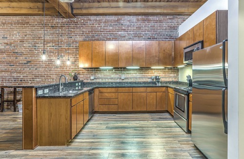 Downtown West Apartment | Sports DWTN Loft-Projector TV-Dining/Poker Table