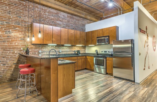 Downtown West Apartment | Sports DWTN Loft-Projector TV-Dining/Poker Table