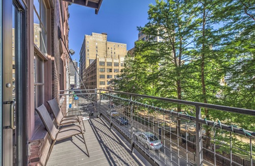 Downtown West Apartment | Sports DWTN Loft-Projector TV-Dining/Poker Table