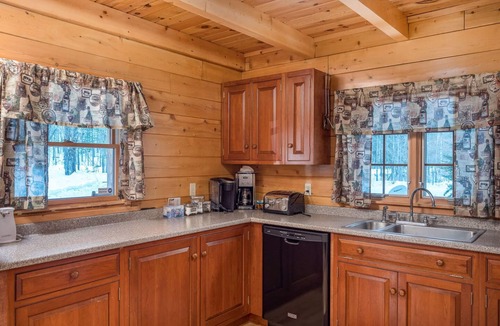 Bethel House | Sportsmans Retreat - Beautiful, Authentic Log Cabin located 5 minutes from Bethel!