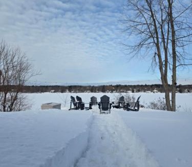 Plaisance Ski Chalet | Spot Caché - Private Waterfront Cottage