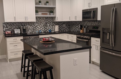 Riverton House | Spotless 2BR Sanctuary -9ft Ceilings- Inviting