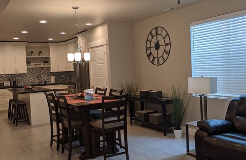Riverton House | Spotless 2BR Sanctuary -9ft Ceilings- Inviting