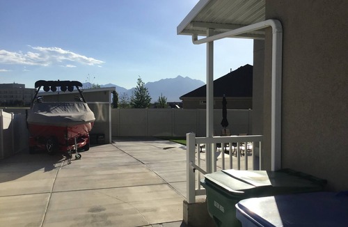 Riverton House | Spotless 2BR Sanctuary -9ft Ceilings- Inviting